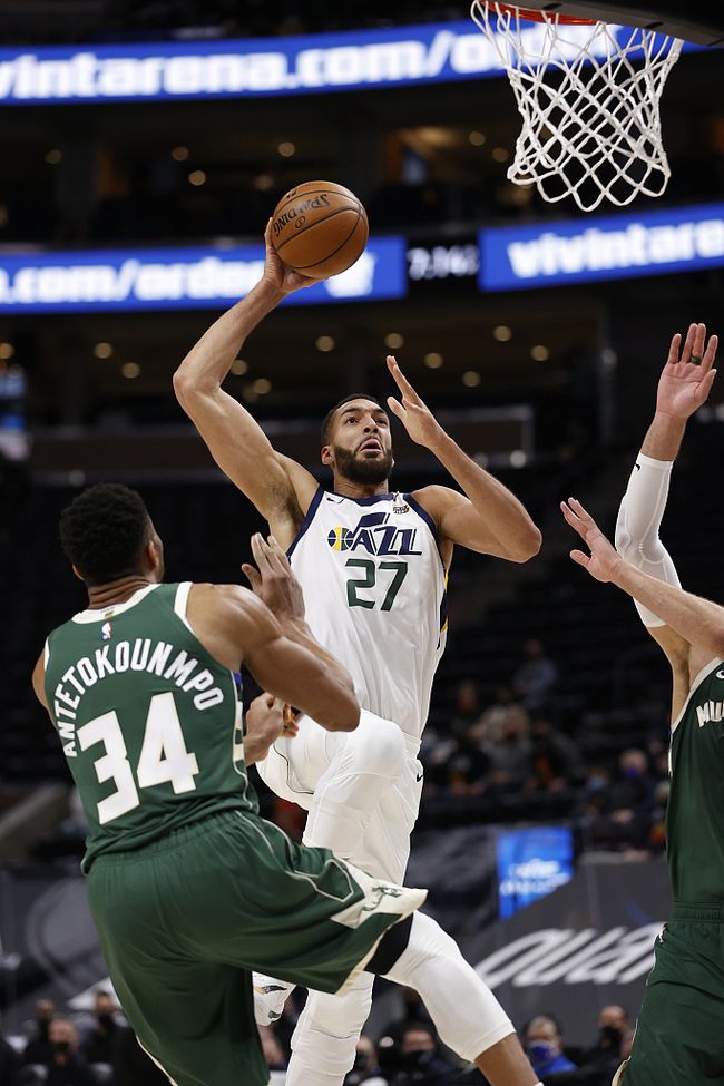 雄鹿完胜天津队，戈贝尔带队取胜