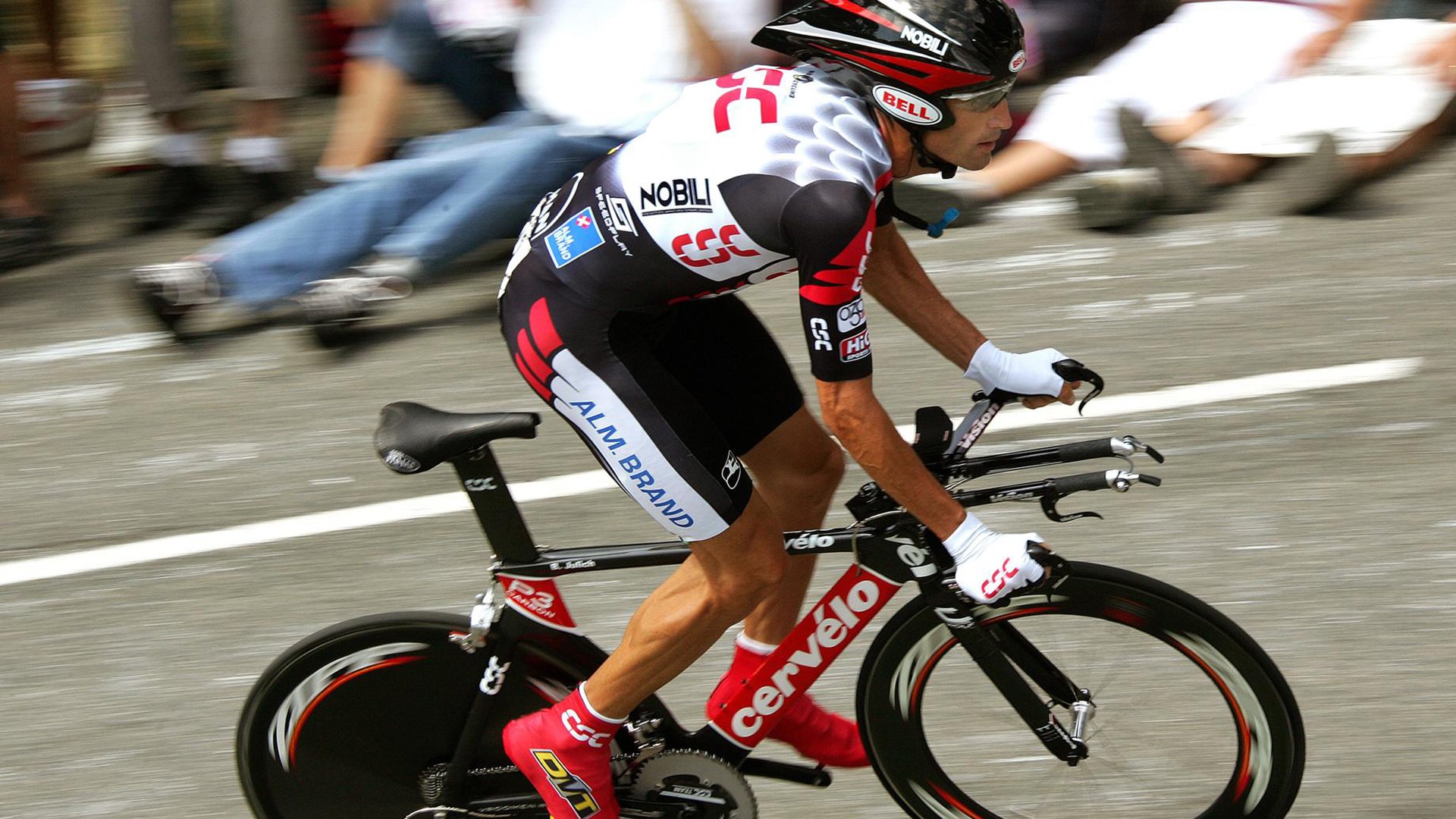 雄鹿加时险胜独行侠,克莱在德甲争冠战接管比赛,跨越万里的篮球交响